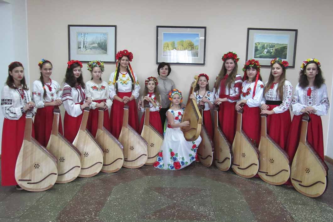 Ансамбль бандуристів, керівник - Лариса Бобиренко
